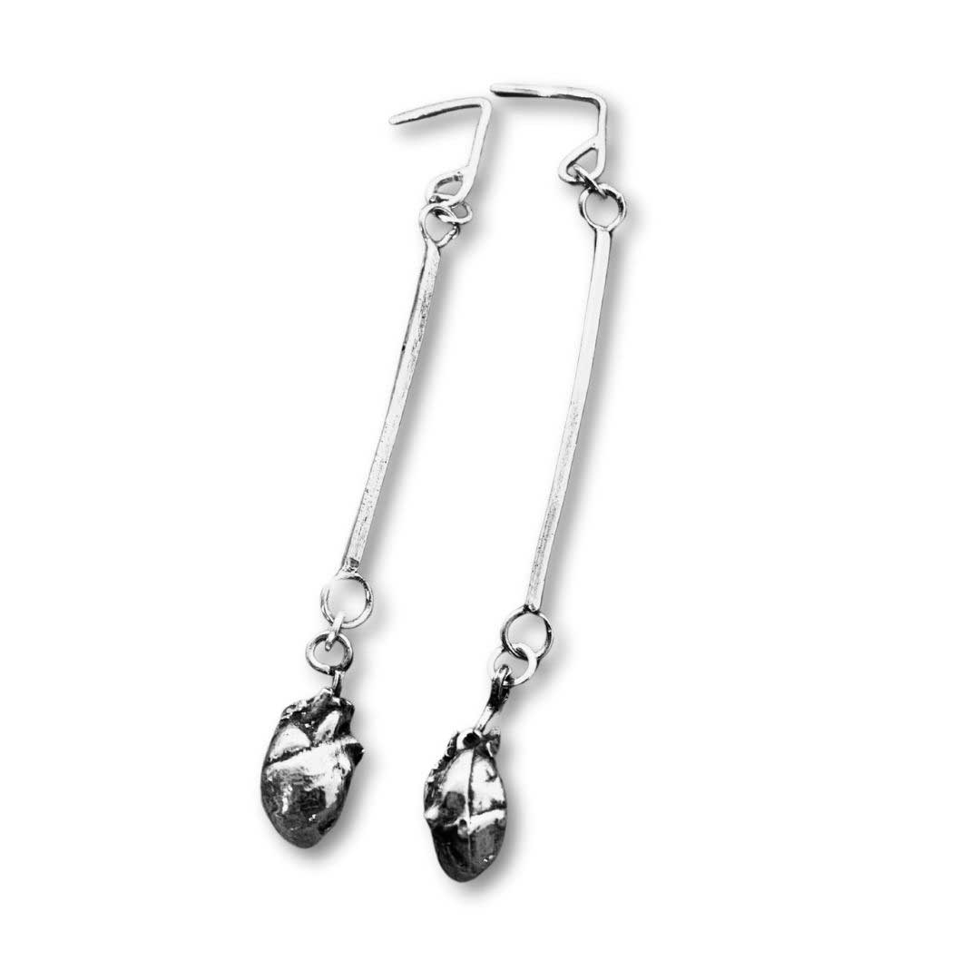 Aretes largos de corazón anatómico